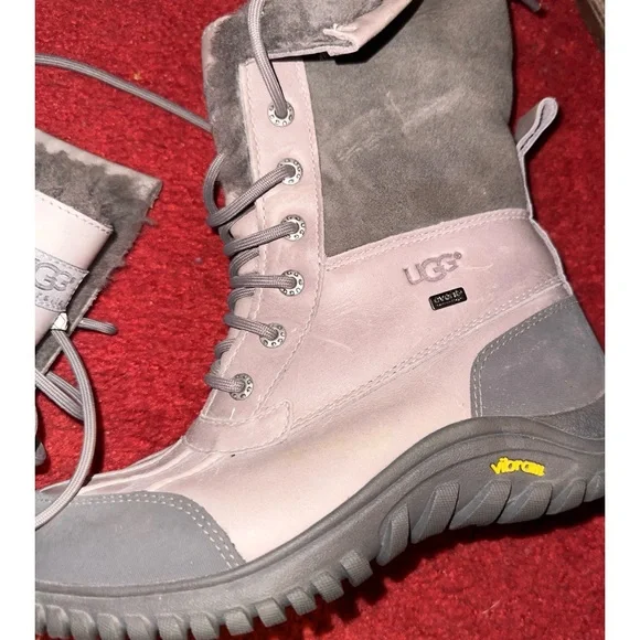 COPY - Ugg Adirondack snowboots - Picture 1 of 5